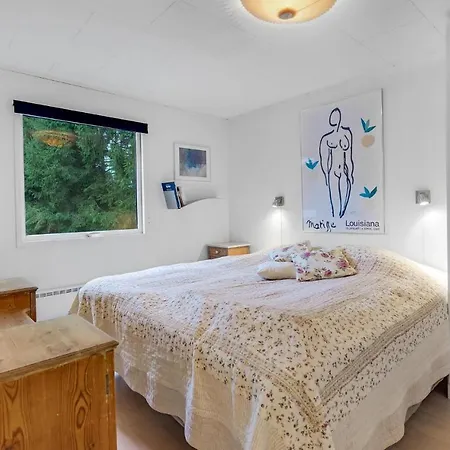 Three-bedroom Vaeggerlose With A Fireplace 08 Feriehus