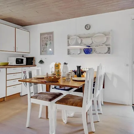 Three-bedroom Vaeggerlose With A Fireplace 08 Feriehus