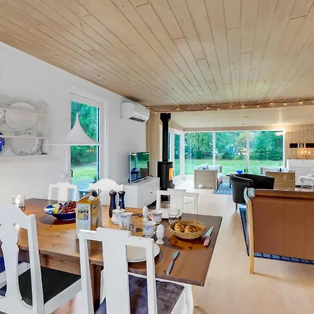 Three-bedroom Vaeggerlose With A Fireplace 08 Feriehus