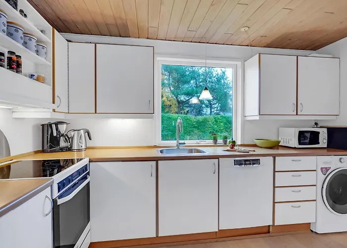 Three-bedroom Vaeggerlose With A Fireplace 08